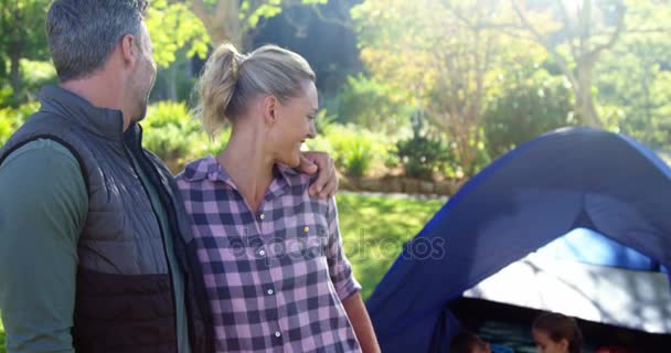 Lachende paar met kinderen in de buurt van in de tent — Stockvideo