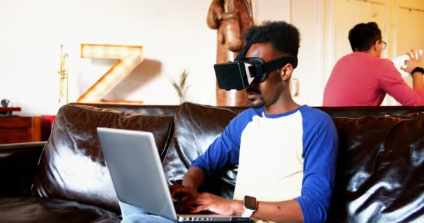 Hombre usando auriculares de realidad virtual y portátil — Vídeo de stock