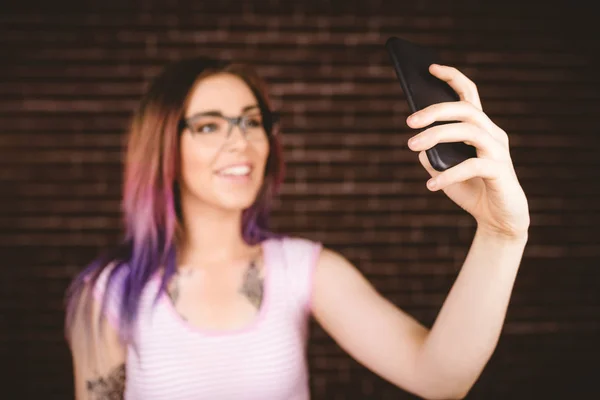 Mujer sonriente tomando selfie desde el teléfono — Foto de Stock