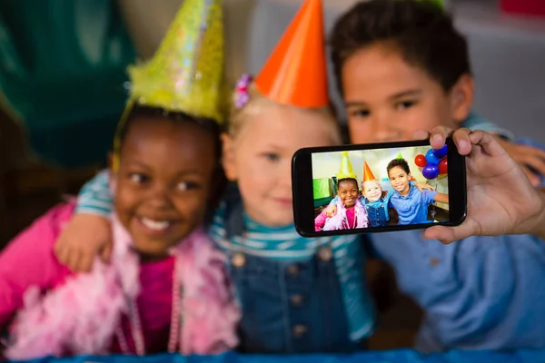 Gyermekeket, hogy beszéljenek a party selfie — Stock Fotó