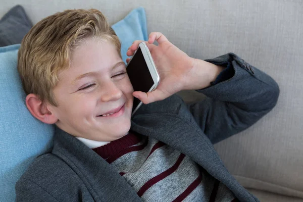 Chłopiec korzystający z telefonu komórkowego — Zdjęcie stockowe