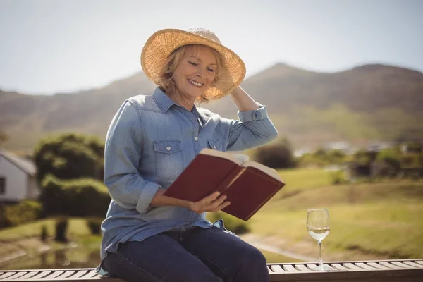 Senior woman reading a book — Stock Photo, Image