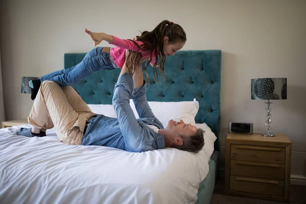 Vater und tochter mit spaß — Stockfoto