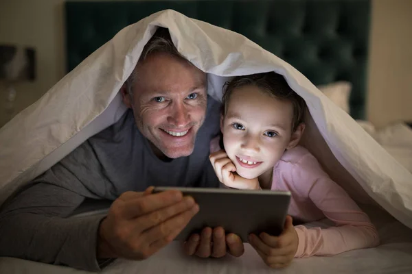 Pai e filha usando tablet — Fotografia de Stock