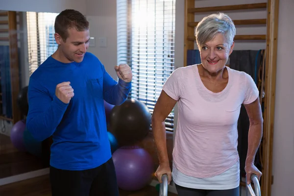 Fysiotherapeut meewerkende senior vrouw patiënt — Stockfoto
