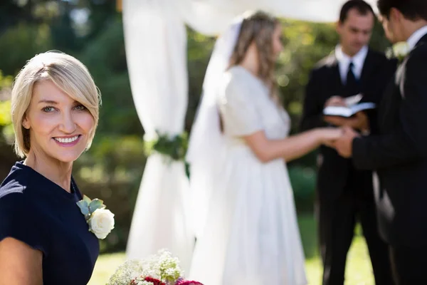 Woman smiling in park — Stock Photo, Image