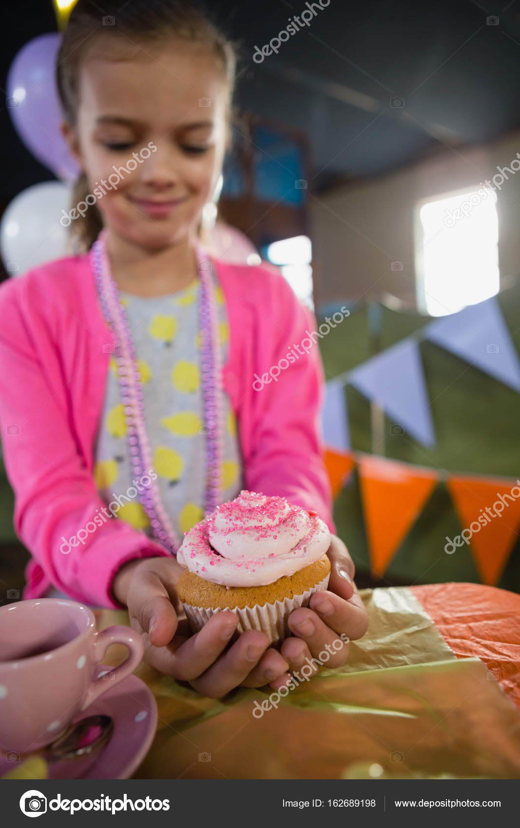 Cupcake De Tenue Anniversaire Fille Photographie Wavebreakmedia C
