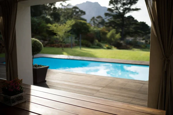 Piscina no jardim da frente da casa — Fotografia de Stock