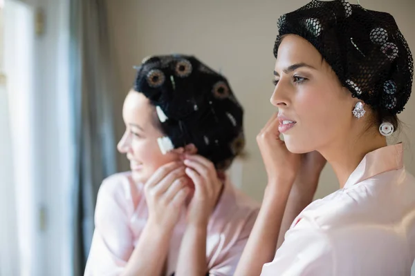 Novia preparándose para la boda — Foto de Stock