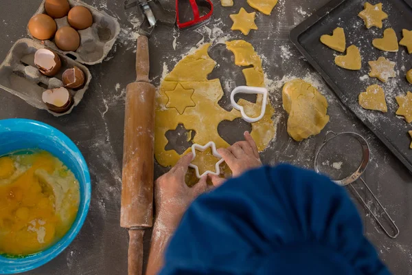 Chico preparando galletas —  Fotos de Stock