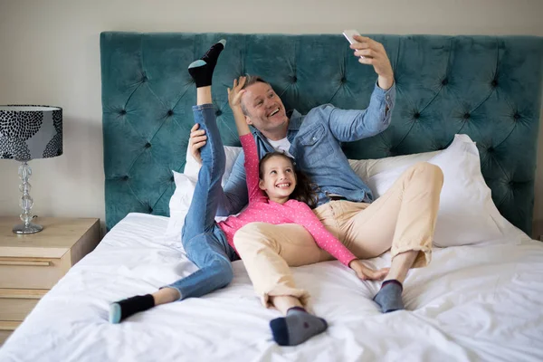 Pai e filha tomando selfie — Fotografia de Stock