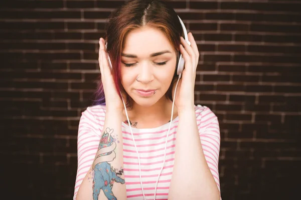 Женщина слушает музыку на наушниках — стоковое фото