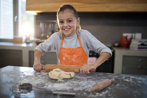 Ragazzina appiattimento pasta — Foto Stock