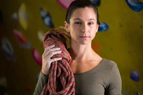 Happy woman with rope in fitness studio — Stock Photo, Image