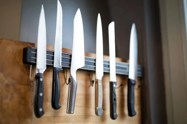 Conjunto de facas de cozinha penduradas na parede — Fotografia de Stock