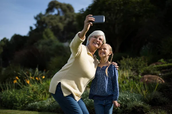 Avó e neta tomando selfie com telefone — Fotografia de Stock