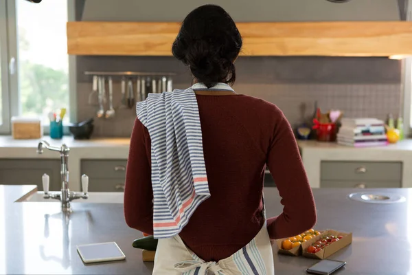 Жінка готує їжу на кухні — стокове фото