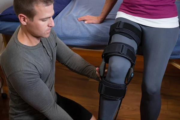 Fizjoterapeuta badanie kolana pacjentów — Zdjęcie stockowe
