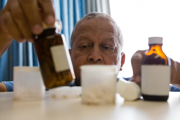 Hombre mayor que toma medicamentos —  Fotos de Stock