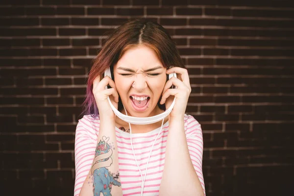 Vrouw die muziek luistert op een hoofdtelefoon — Stockfoto