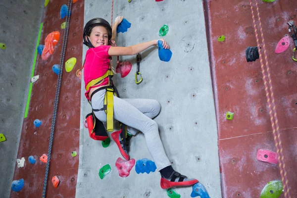 Confident teenage girl practicing rock climbing — Stock Photo, Image