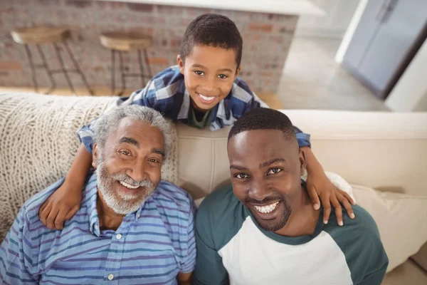 Multi generatie familie zitten samen op de sofa — Stockfoto