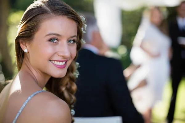 Красивая подружка невесты улыбается в парке — стоковое фото
