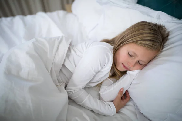 Flicka sova på sängen i sovrummet — Stockfoto