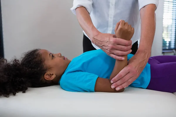 Физиотерапевт делает девушке массаж рук — стоковое фото