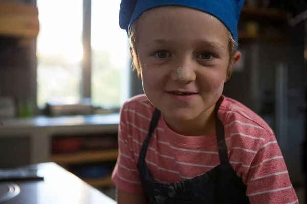 Portrait de garçon mignon dans la cuisine — Photo