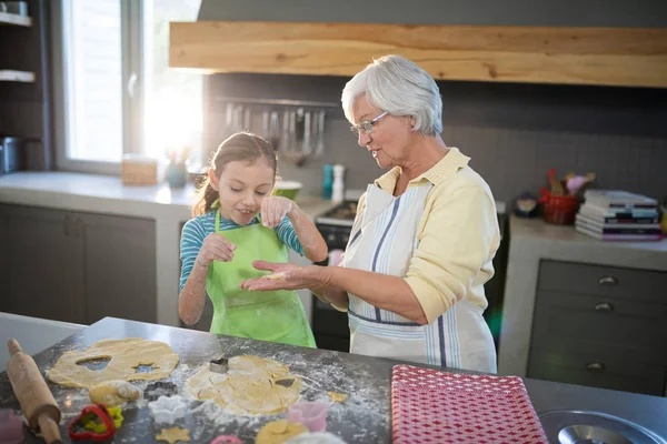 Nonna mostrando pasta tagliata a nipote — Foto Stock