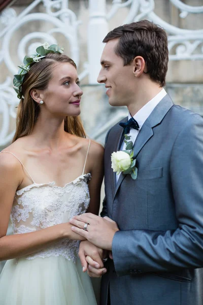 Pareja de boda de pie cara a cara —  Fotos de Stock