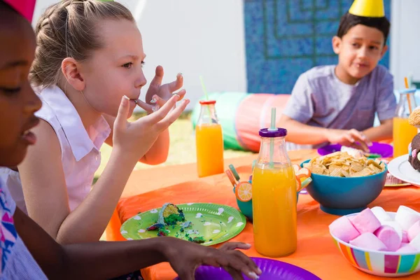 Niños comiendo en la mesa — Foto de Stock