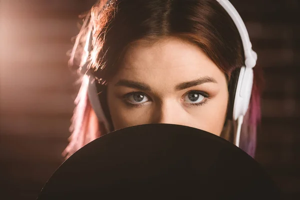 Vrouw die muziek luistert op een hoofdtelefoon — Stockfoto