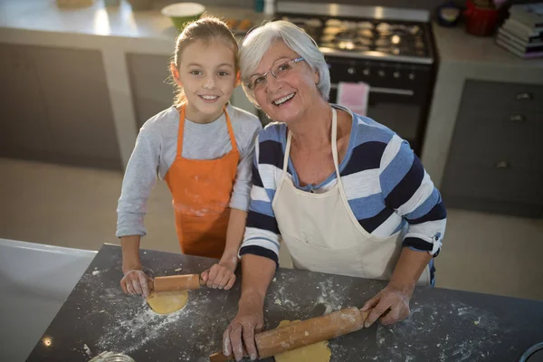 Oma en kleindochter afvlakken deeg — Stockfoto