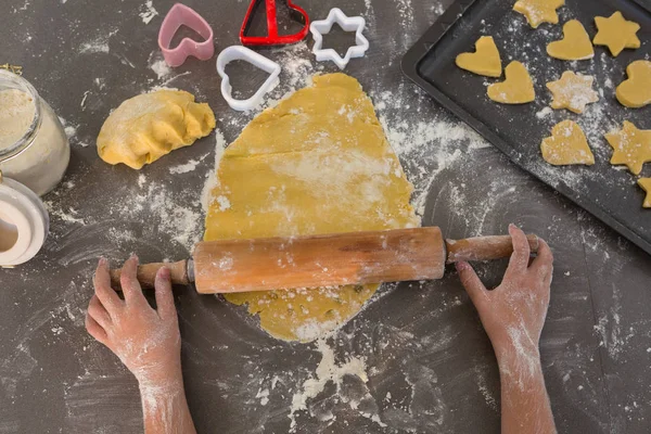 Manos recortadas de niño preparando galletas —  Fotos de Stock