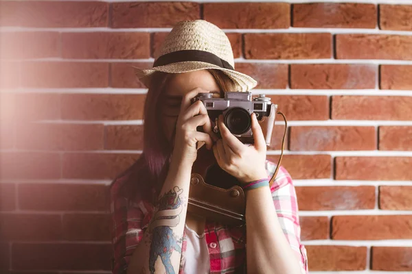 Женщина фотографирует с винтажной камеры — стоковое фото