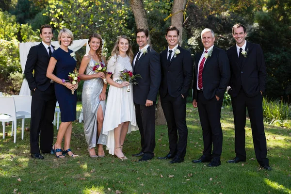 Sposa e sposo in piedi con gli ospiti — Foto Stock
