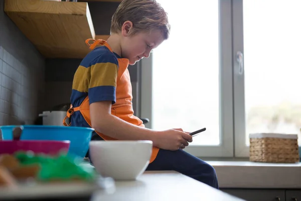 Fiú használ digitális tabletta, a konyhai pult — Stock Fotó