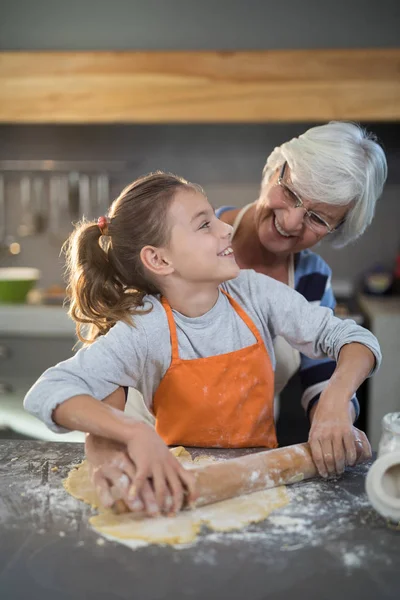 Nonna e nipote che si guardano — Foto Stock