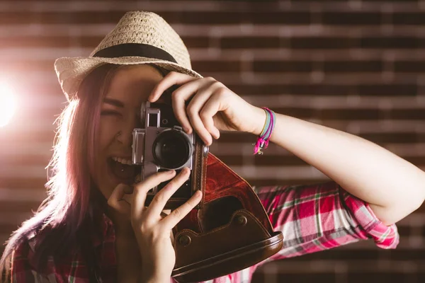 Žena fotografování z vintage camera — Stock fotografie