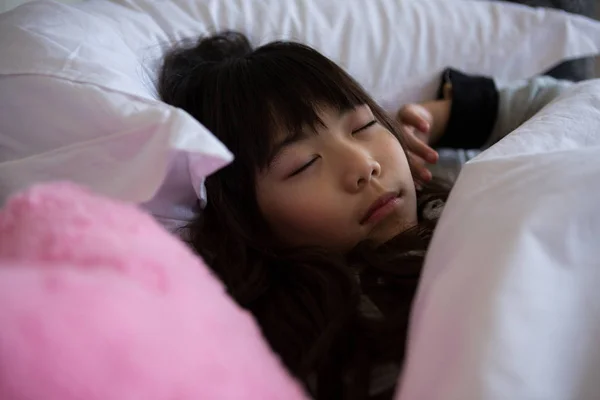 Gadis dengan mainan tidur di tempat tidur — Stok Foto