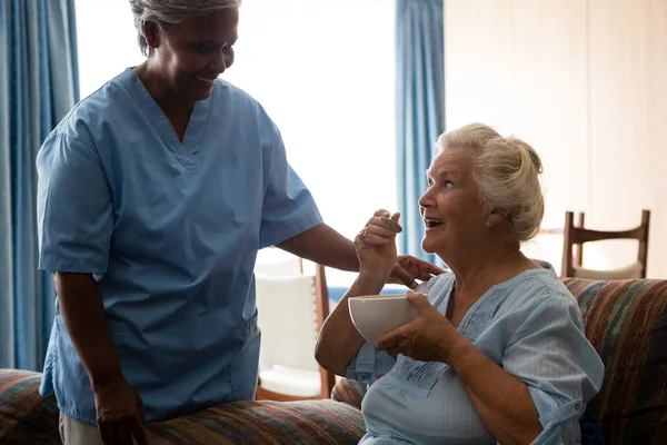 Donna anziana che parla con l'infermiera — Foto Stock