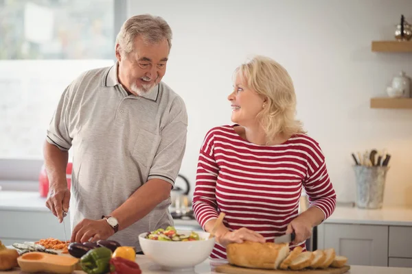 Seniorenpaar bereitet Essen zu — Stockfoto