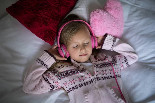 Chica escuchando música en los auriculares —  Fotos de Stock