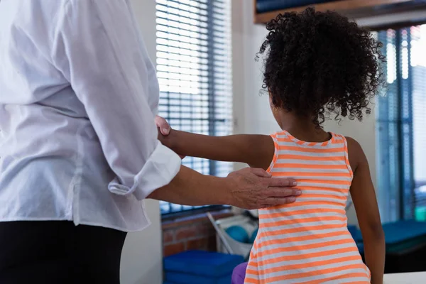 Fysiotherapeut massage teruggeven aan meisje — Stockfoto