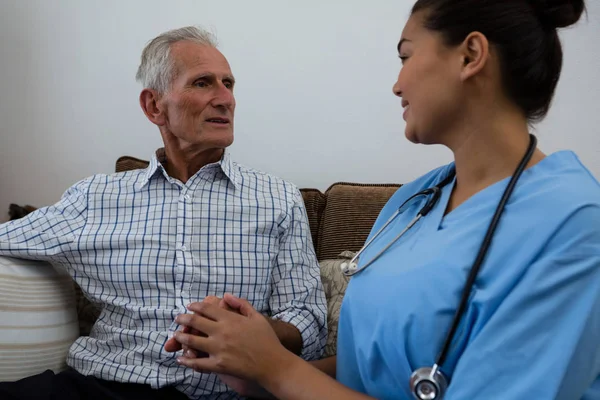 Arzt tröstet Senior — Stockfoto