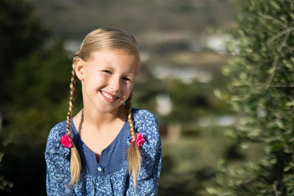 Chica sonriendo a la cámara en un día soleado — Foto de Stock