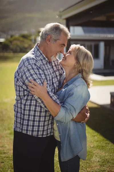 Senior couple embracing each other in garden — Stock Photo, Image