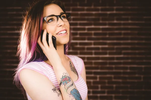 Mobil telefonda konuşurken gülümseyen kadın — Stok fotoğraf